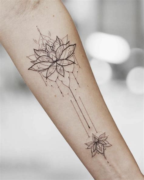 tatuaggio piccolo fiore|Tatuaggi fiori di loto: idee con foto, disegni e。